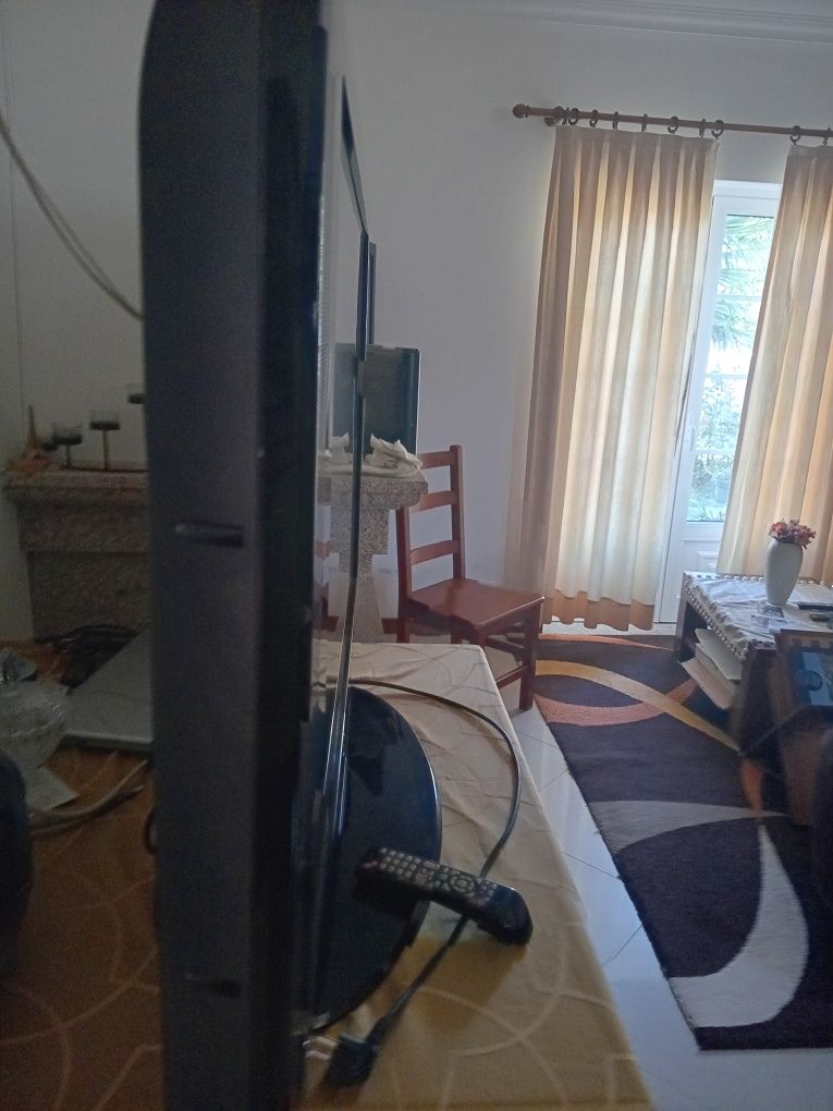 Vendo tv Samsung grande em muito bom estado.
