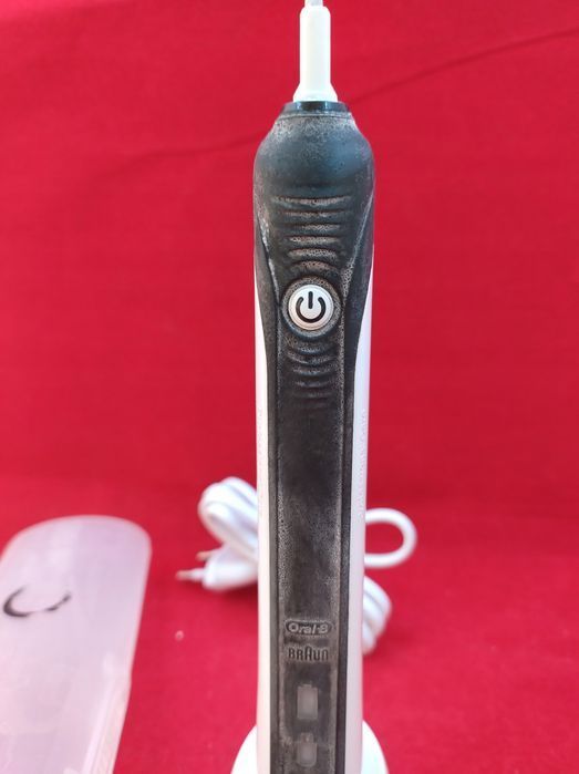uszkodzony opis! szczoteczka elektryczna do zębów oral-b 3 3500