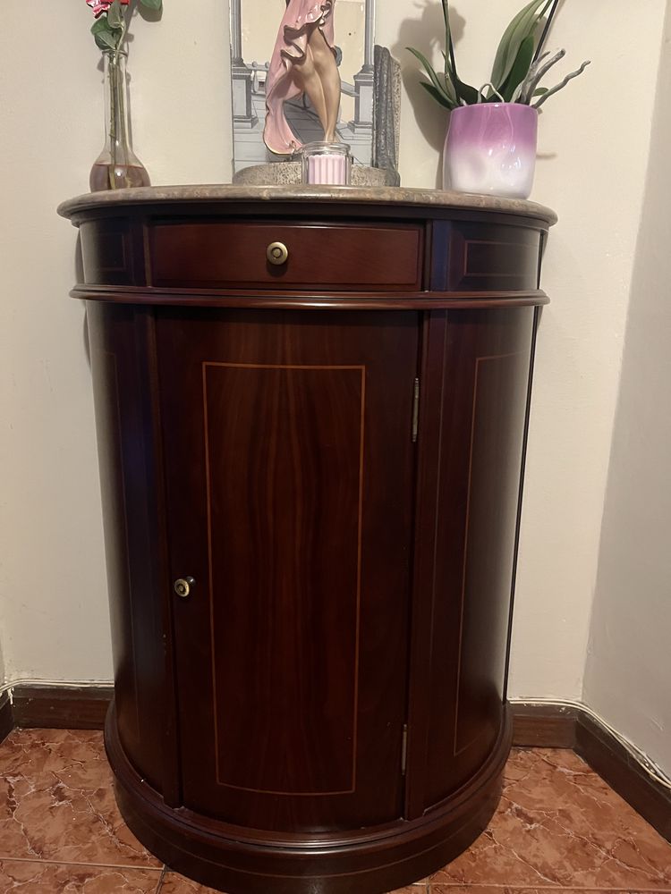 Móvel de entrada com tampo em mármore