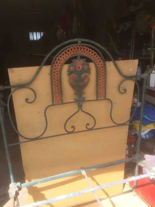 Cama em ferro antiga