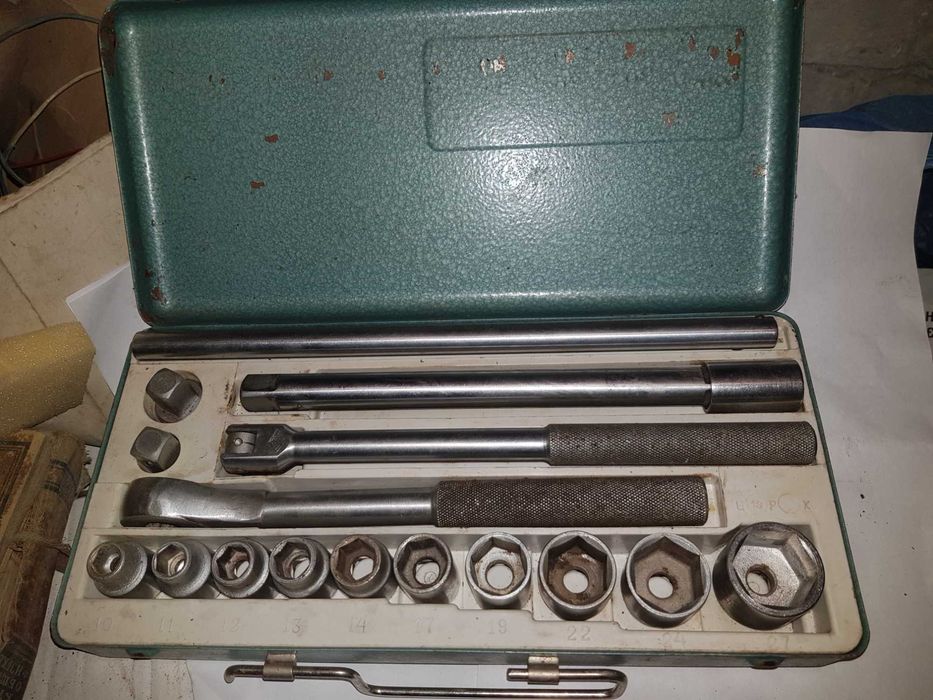 Професійний набір головок 16 предметів з полиці гаража