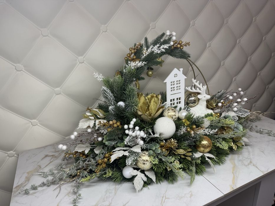 Різдвяна композиція зі штучних квітів