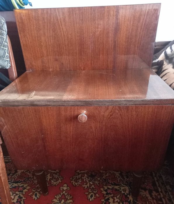 Тумби приліжкові з шухлядами