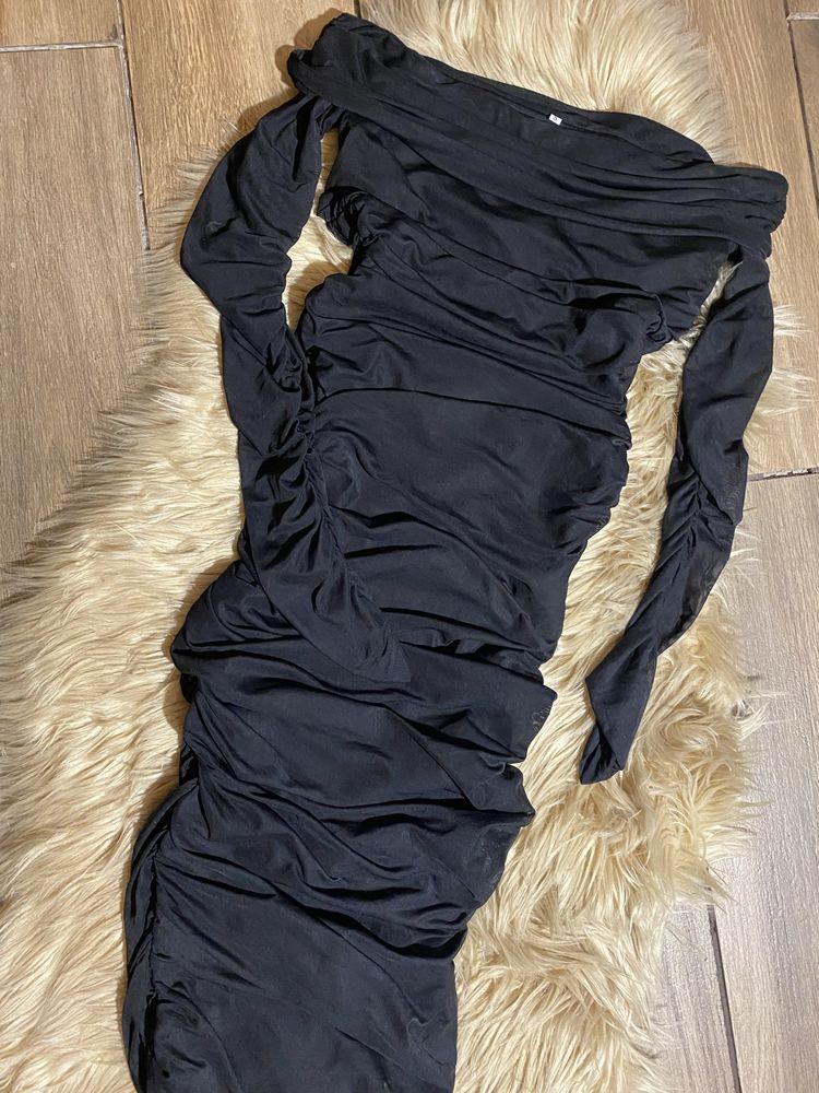 Czarna sukienka drapowana siateczka