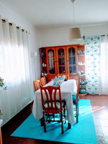 Vendo conjunto de móveis de sala de jantar em Madeira Maciça