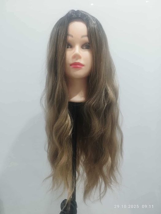 Syntetyczna peruka Atayou .Włosy długie ok 70cm delikatnie cieniowane
