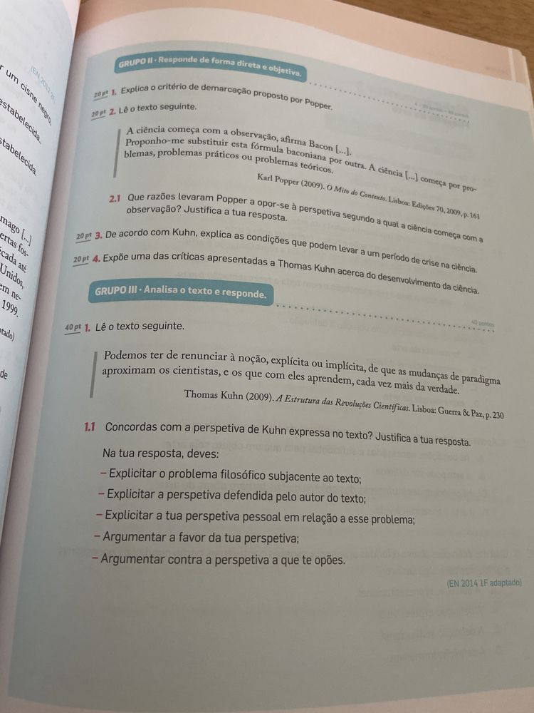 Caderno de estudante de filosofia de 11.ºano
