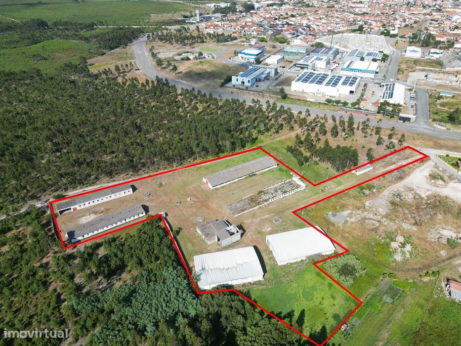 Terreno com 13480m2 com dois armazéns de atividade industrial