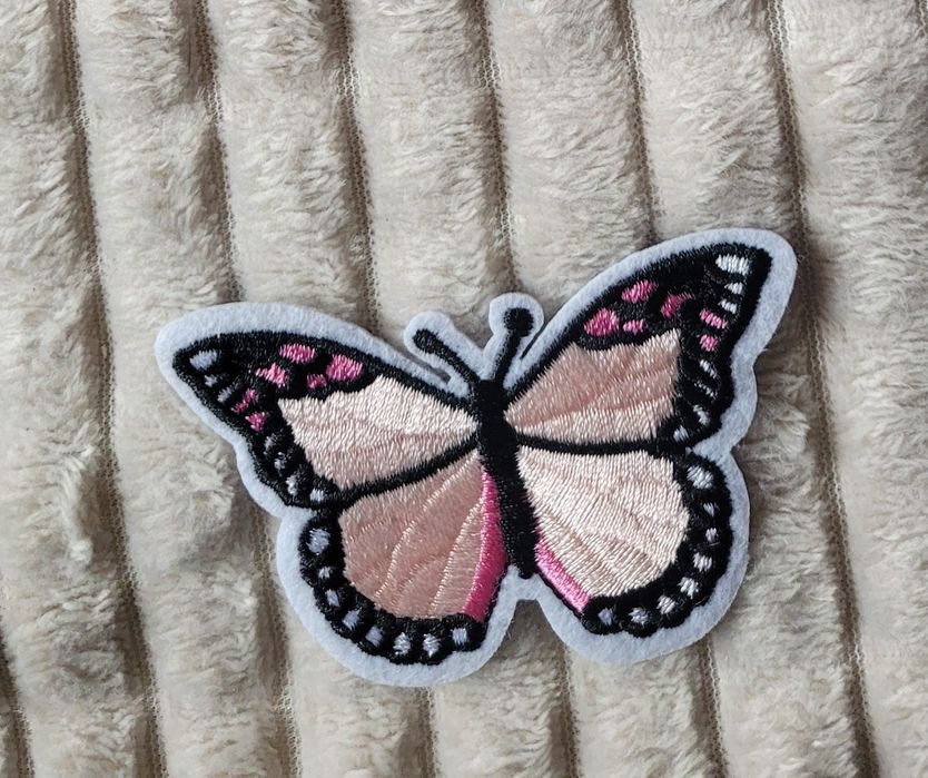 Urocza naszywka haftowany motyl