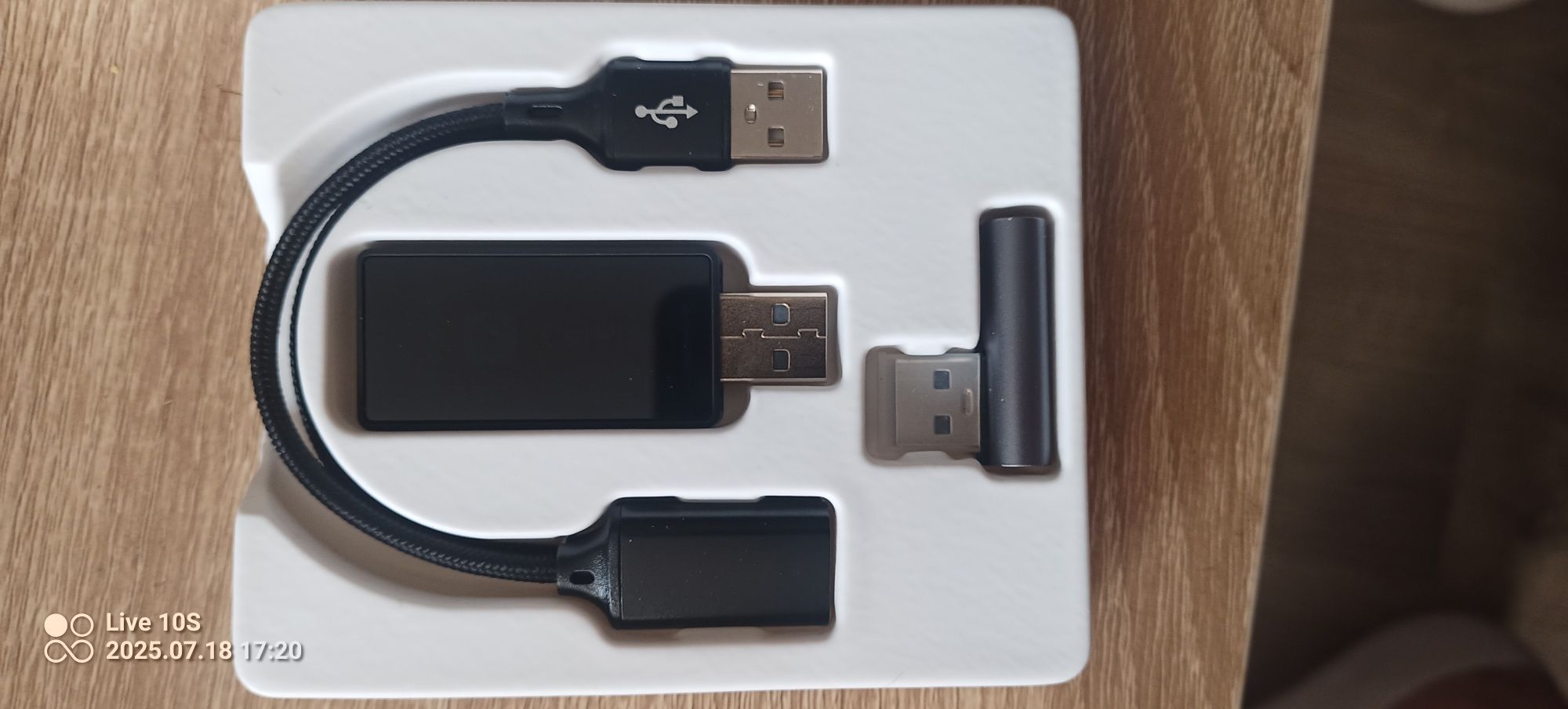 Bezprzewodowy adapter Lyssiefeel Wireless CarPlay