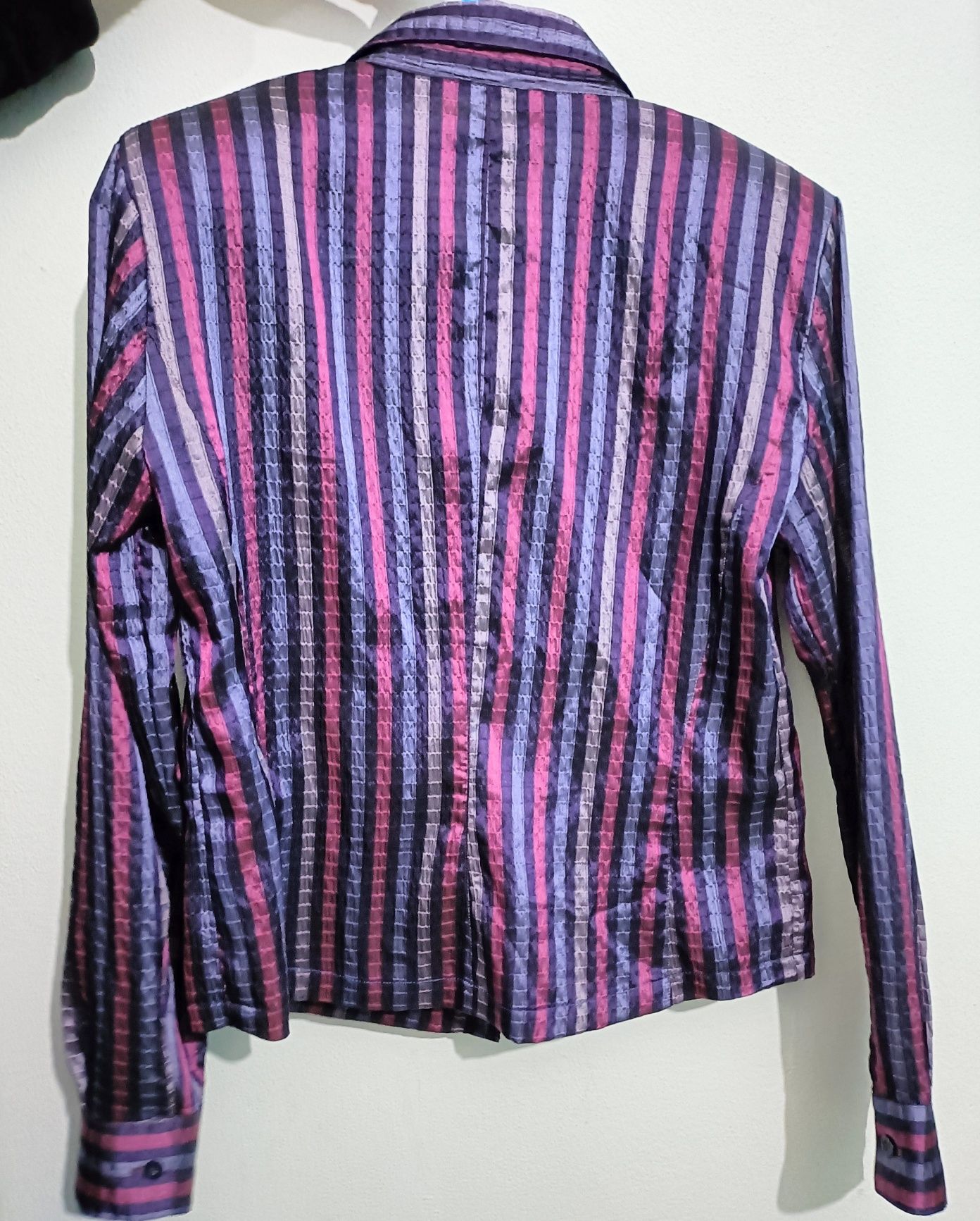 Camisa às riscas