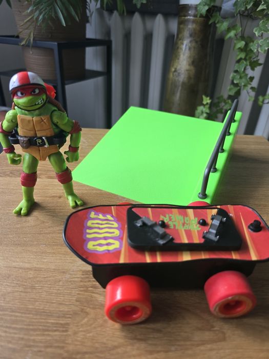 Żółw ninja z deskorolka i  rampą