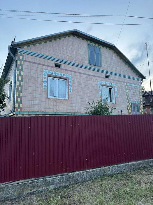 Продається житловий будинок в селищі Козова.