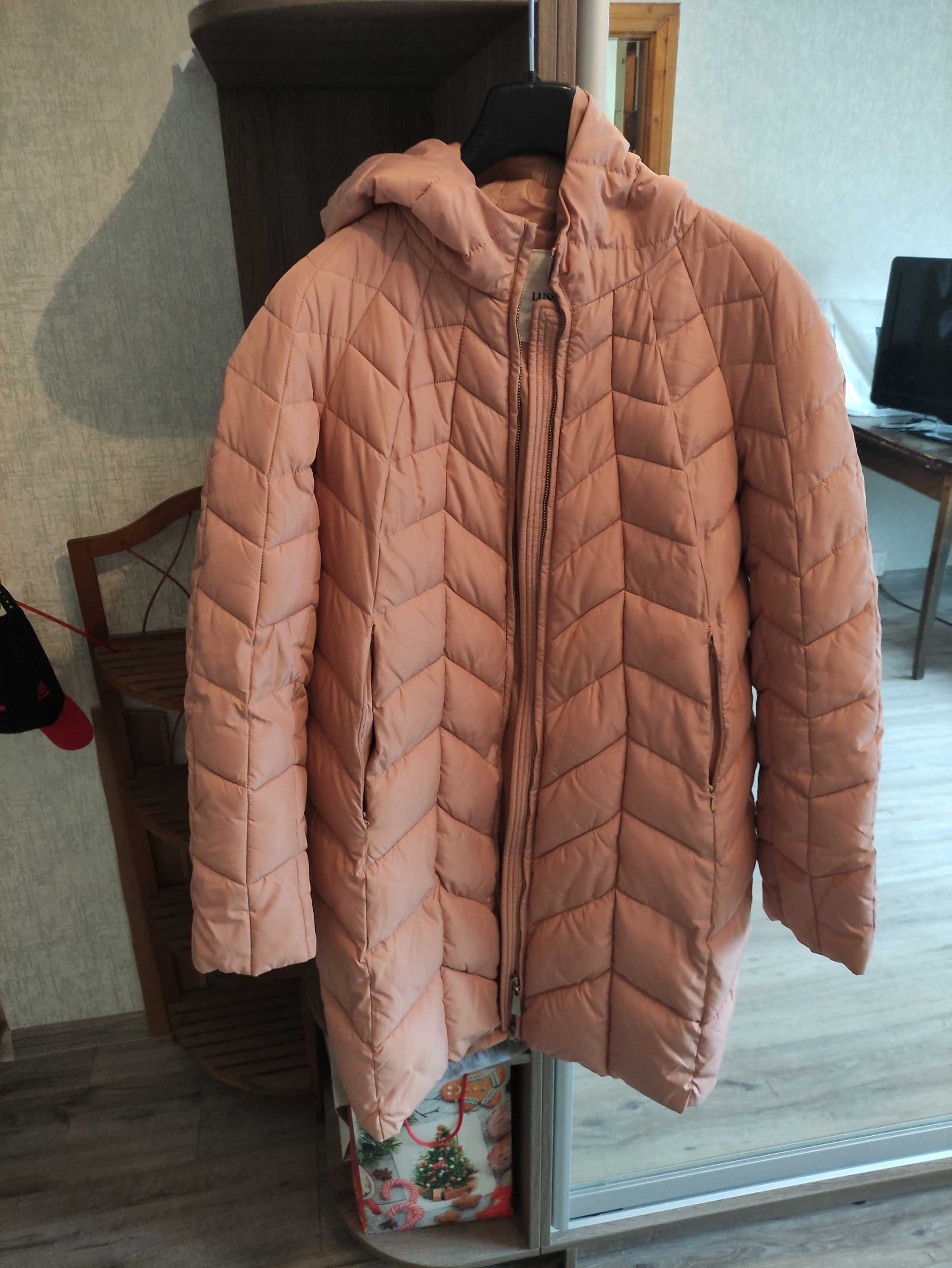 Женская теплая куртка, размер М.