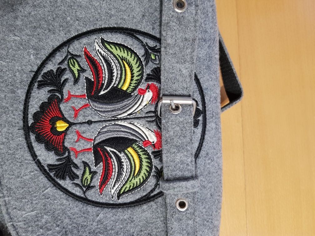 Torebka folk z filcu.