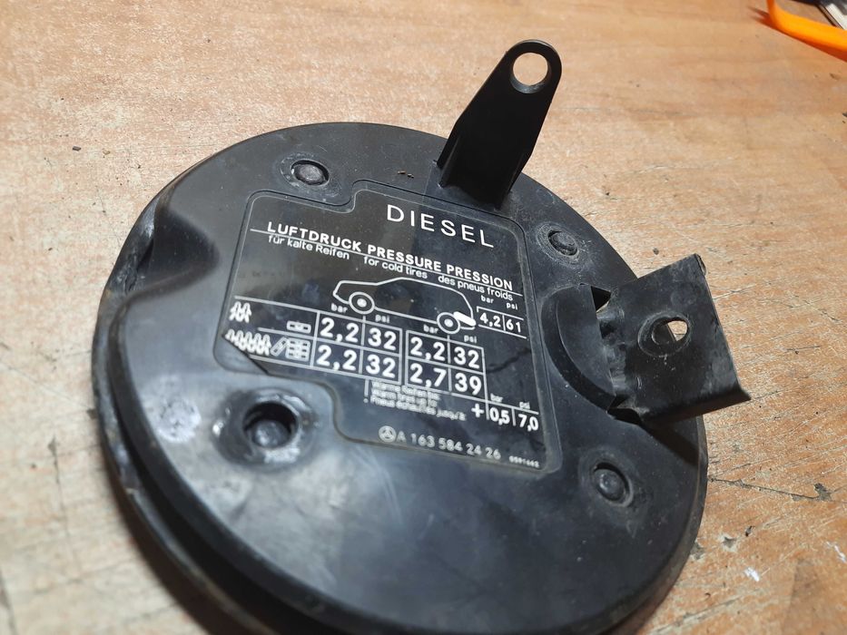 A1635842426 кришка лючок топливного паливного бака Мерседес МЛ w163