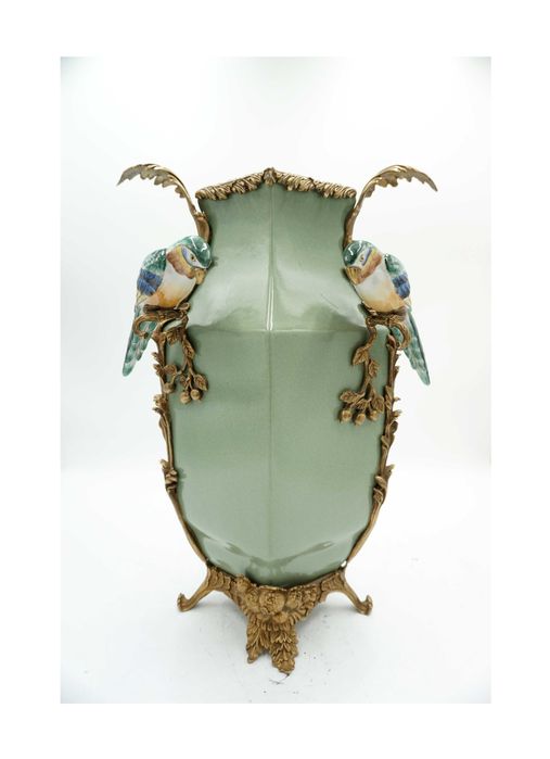 ZIELONY wazon porcelanowy z ptaszkami okuty brązem