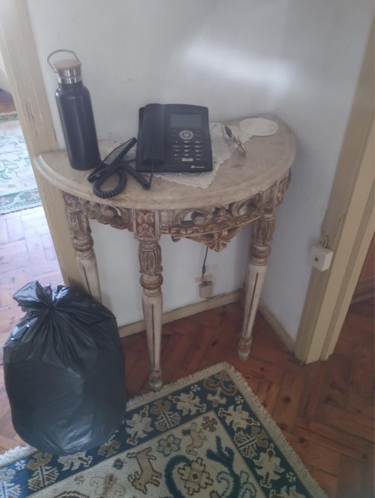 Mesa pequena em madeira