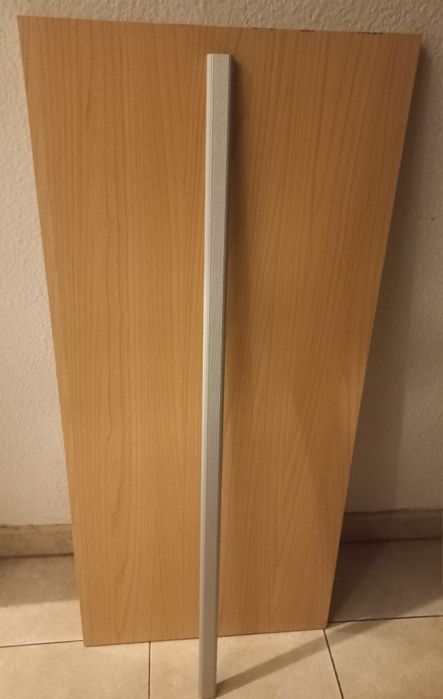 Vendo móvel com uma prateleira e um suporte de pendurar roupa.