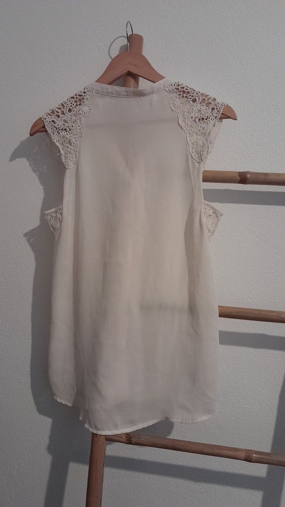 Blusa cavas bordadas com botões madrepérola