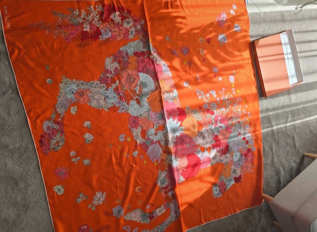 Lenço 100% em seda
Made in France
Hermès
Novo, nunca usado, vai acompa