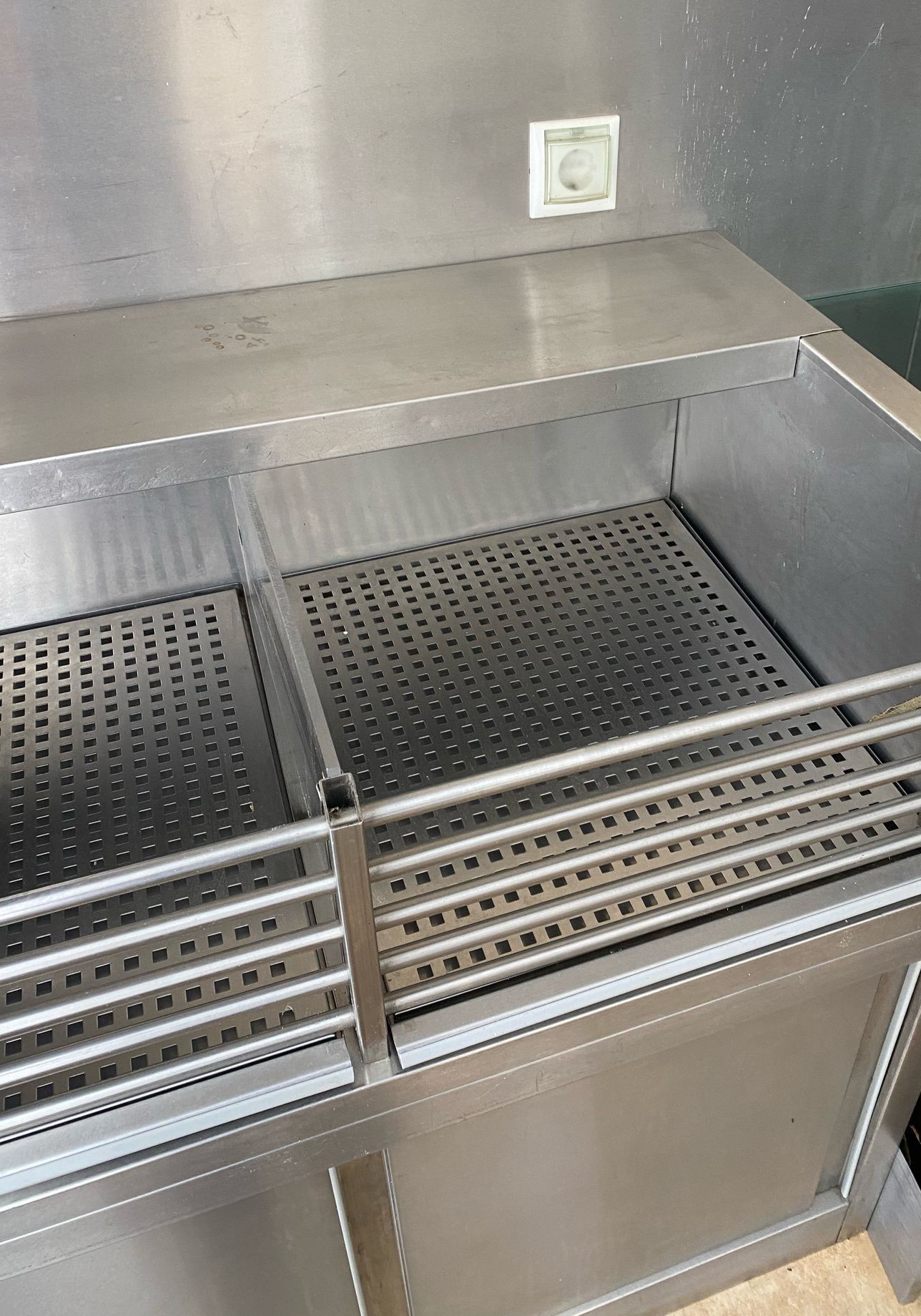 LIQUIDAÇÃO TOTAL - Mobiliário e equipamentos de Pão-Quente e Pastelari