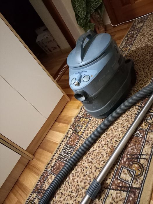 Продам отличный  моющий пылесос полный комплект Philips triathlon 2000