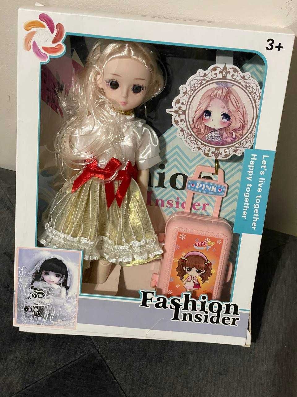 Piękna lalka w sukience z walizką zabawka