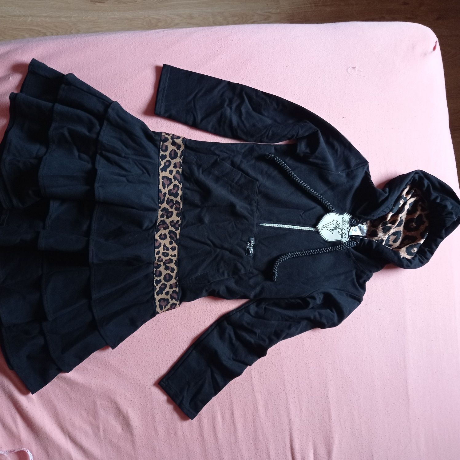 Sukienka czarna z kapturem rozmiar 146/152