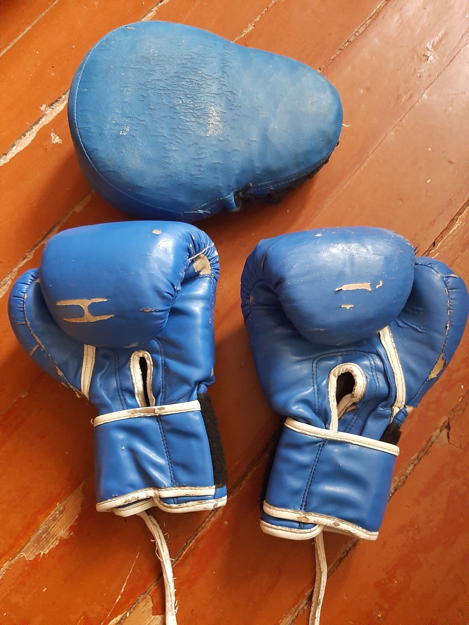 Боксерські рукавиці .