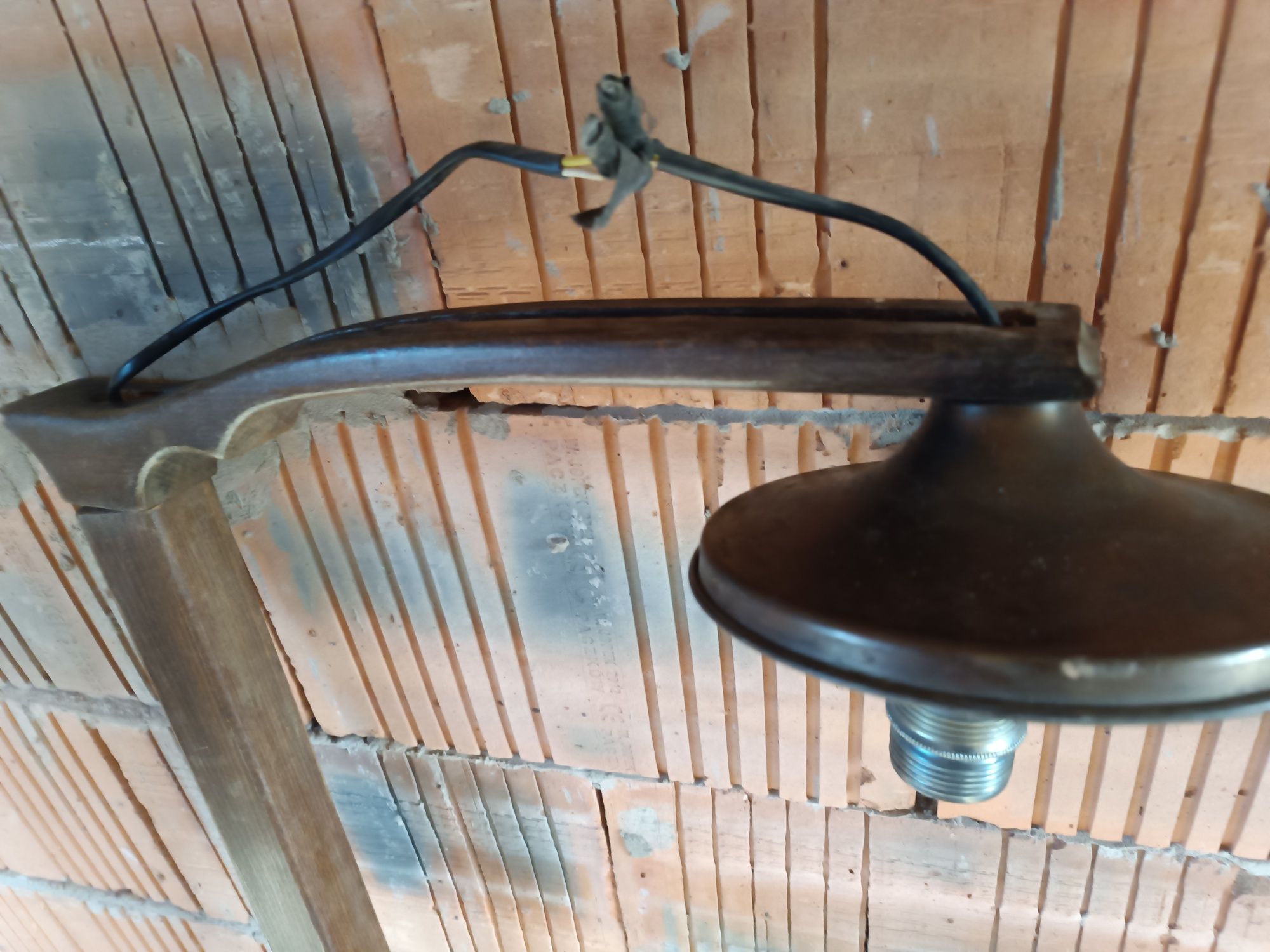 Stara lampa stojąca do renowacji