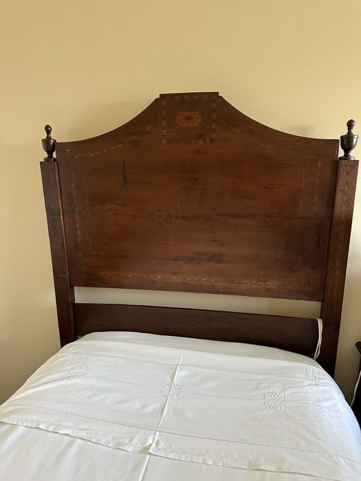 Cama Dona Maria Antiga e colchão