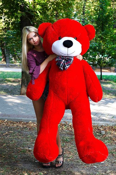 Нестор - большой плюшевый медведь.