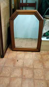 Espelho com moldura de madeira e corrente para segurar