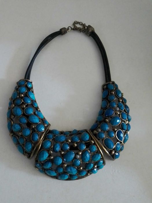 Colar com pedras azuis