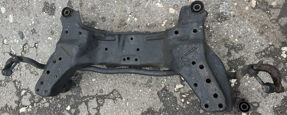 Передній підрамник Nissan Primera P12