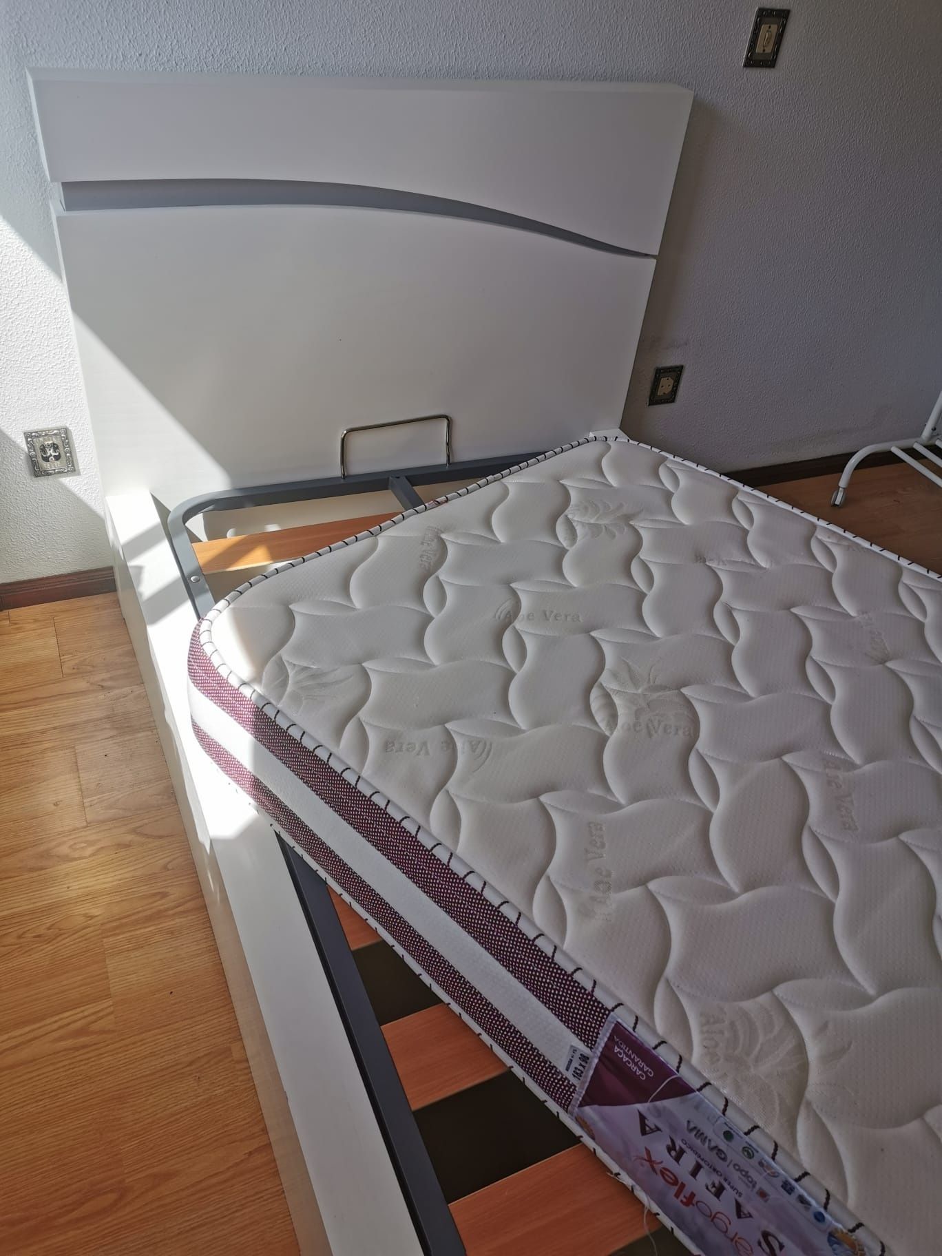 Cama de solteiro com estrado elevatório