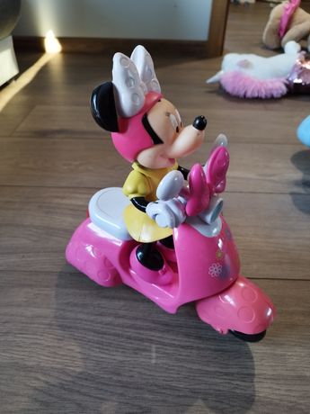 Myszka Minnie na skuterze