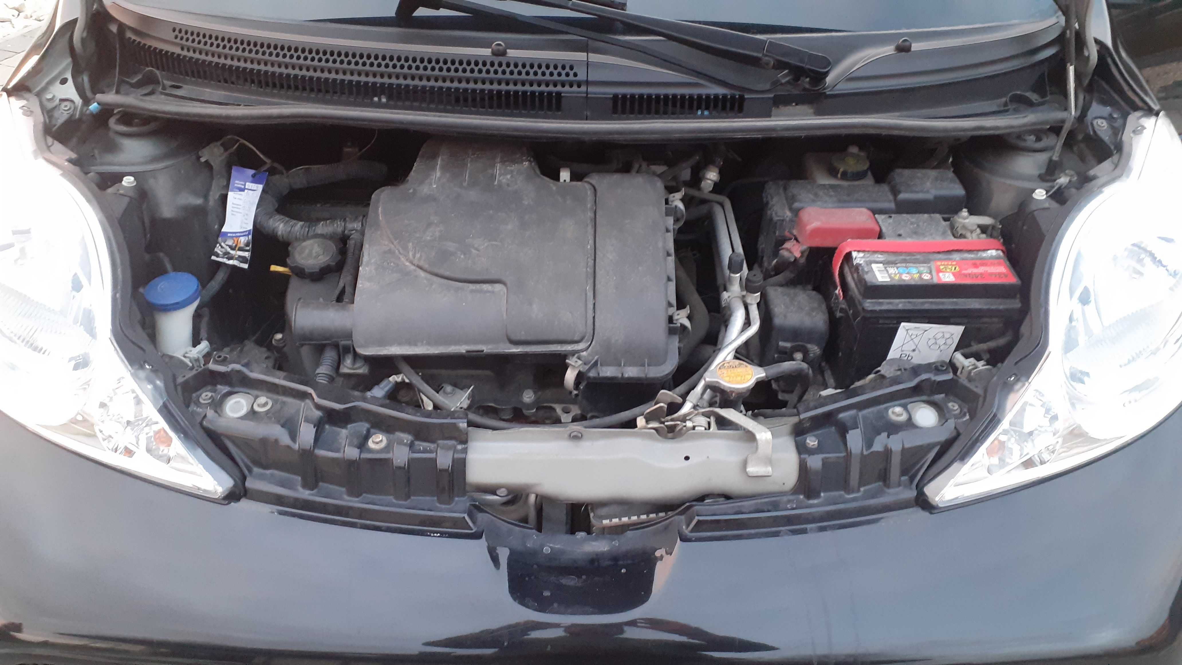 Peugeot 107  z 2011 roku.  Klimatyzacja. Bez oznak korozji