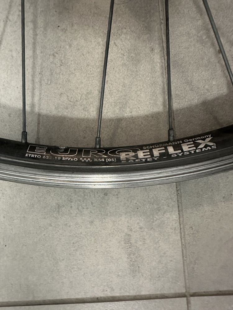 Koło 28 z piastą z pradnicą shimano