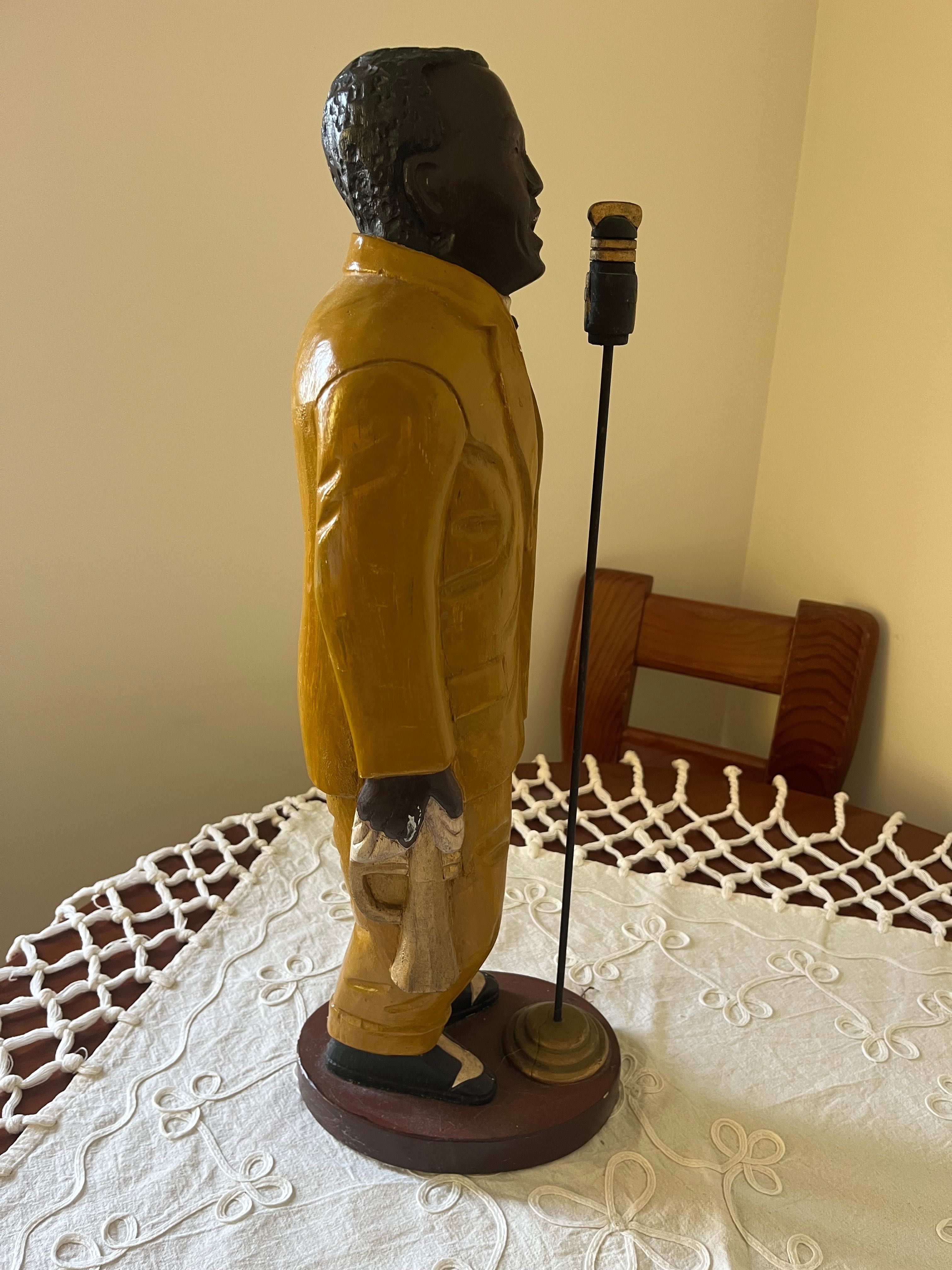 Estatueta musico Louis Armstrong em madeira