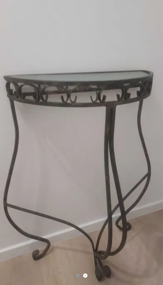 Stolik- konsola do salonu lub korytarza.
