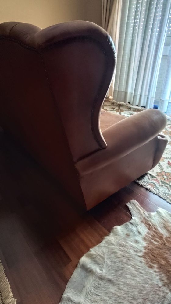 Conjunto sofás em couro