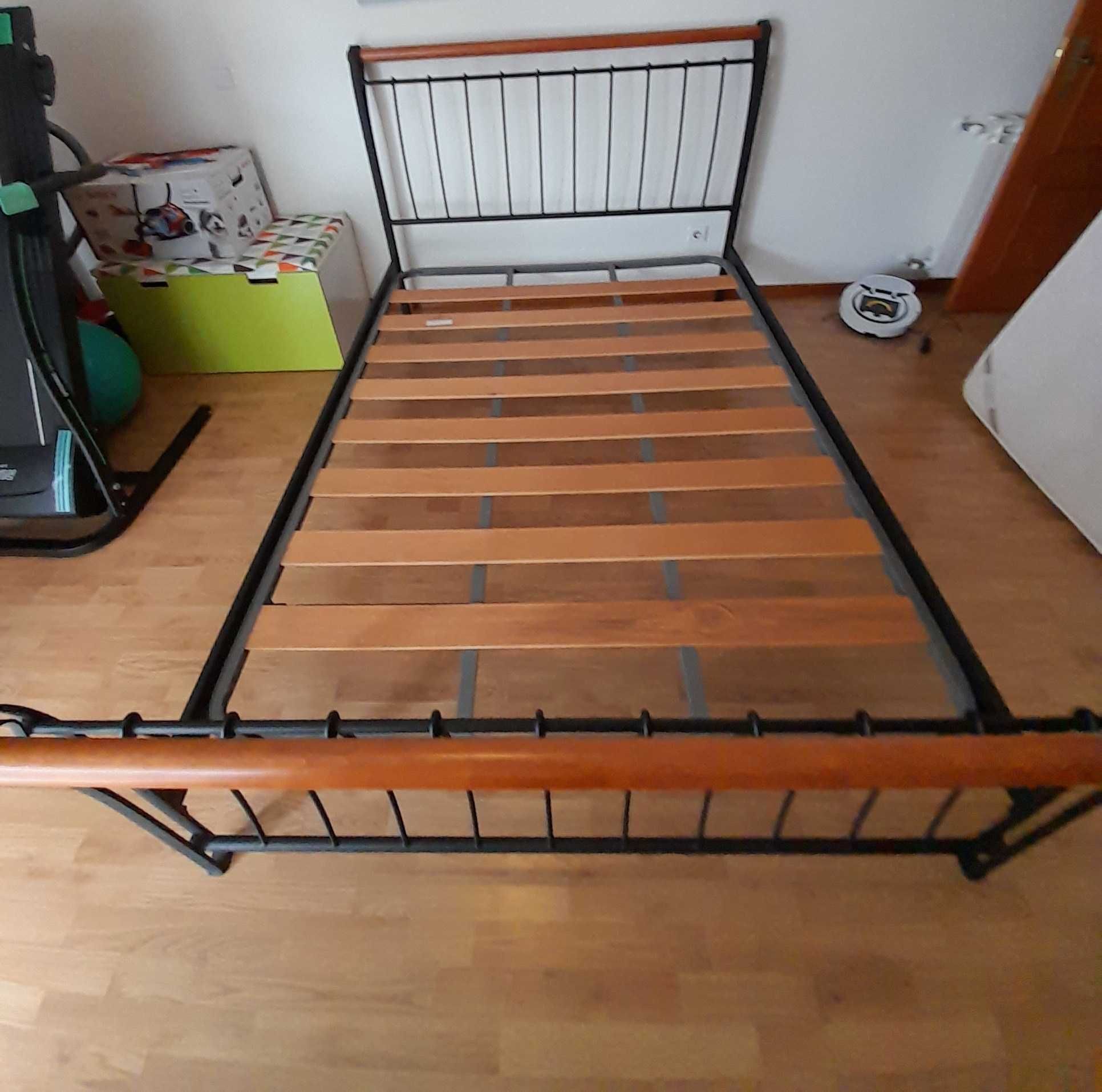 Cama de Casal em Ferro