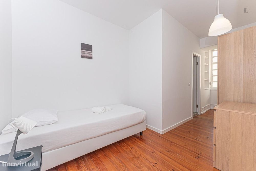 807603 - Quarto com cama de solteiro, com casa...