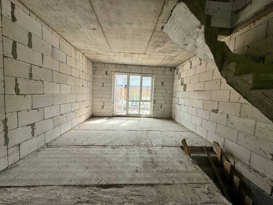 Продаж таунхаусу з підвалом у м.Вишневе, без ремонту