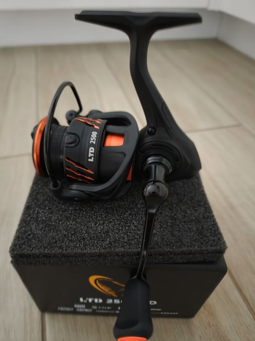 Kołowrotek spiningowy Savage Gear  Orange