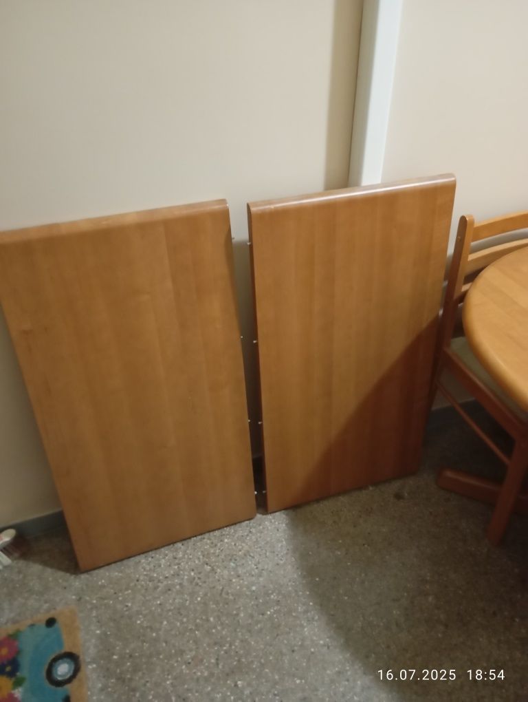 Stół rozkładany z krzesłami