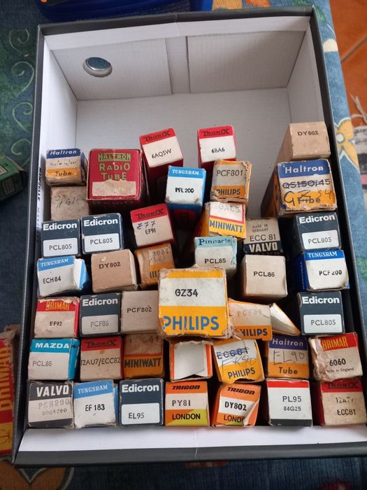 Caixa mais de uma centena válvulas antigas de rádio e TV.
