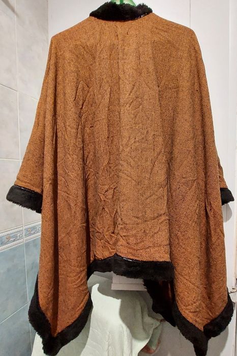 теплую, шерстяную, накидку. Размер L